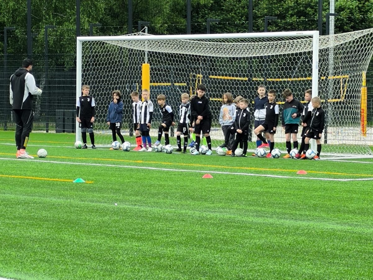 Trening grupy dzieci w Juventus Academy